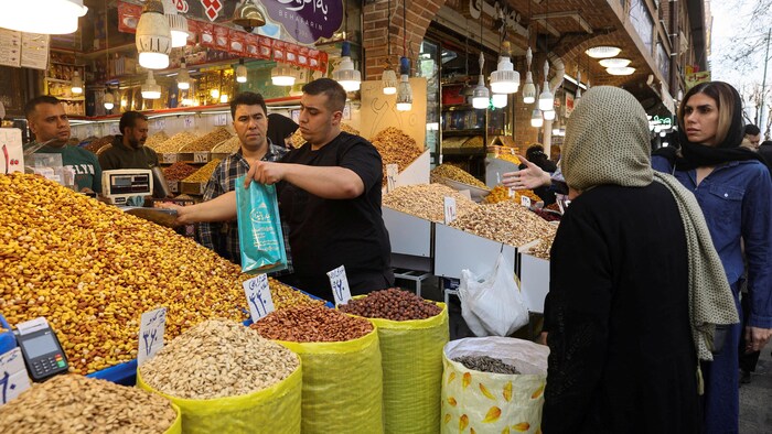 Un kiosque vendant des noix dans un bazar de Téhéran.