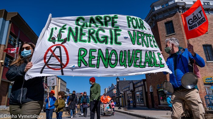 Des gens manifestent à Gaspé en marge de la Semaine de la Terre.