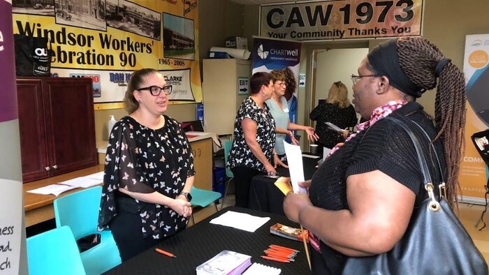 Des femmes discutent lors d'un salon de l'emploi.