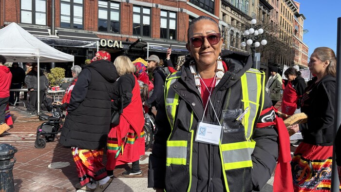 Juanita Desjarlais, à la marche annuelle en mémoire des femmes autochtones disparues ou assassinées, à Vancouver, le 14 février 2026.