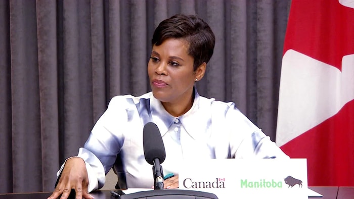 La ministre fédérale de la Femme, de l'Égalité des sexes et de la Jeunesse, Marci Ien en conférence de presse au Palais législatif du Manitoba, le 10 août 2020