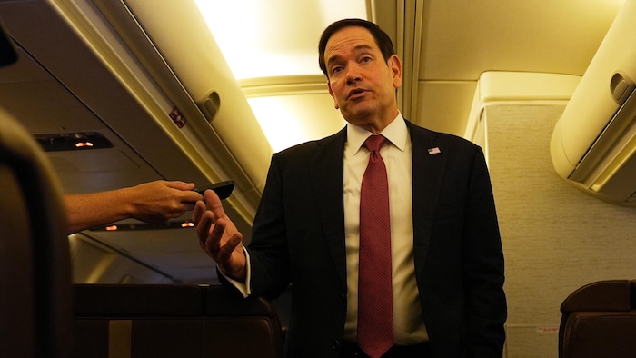 Le secrétaire d'État américain Marco Rubio s'adresse aux journalistes à bord de son avion à l'aéroport international de Jaipur, le 26 mai 2026. 