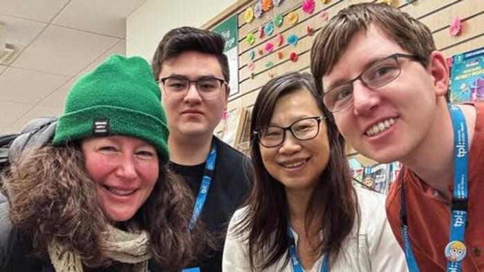Marci Stepak accueillie par l'équipe de la bibliothèque de Steeles le 8 avril.