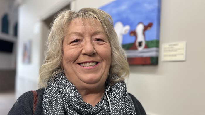 Marcia Enman regarde directement la caméra et sourit pour une photo.
