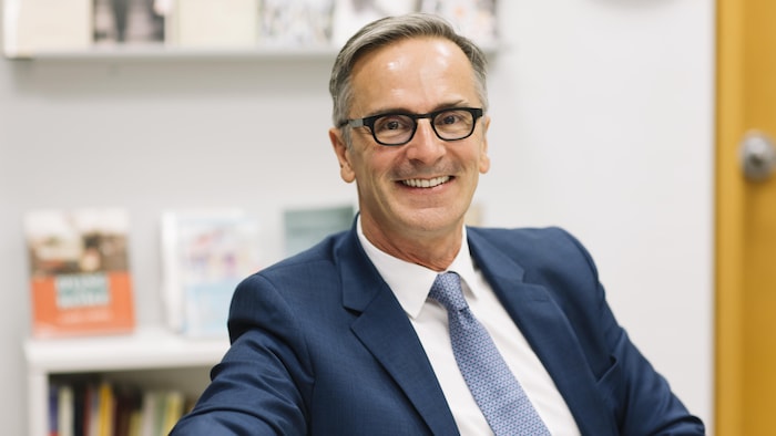 Le professeur Marco Fiola pose dans un bureau. 