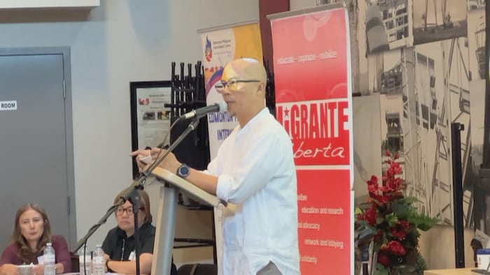 Marco Luciano est debout devant un micro.