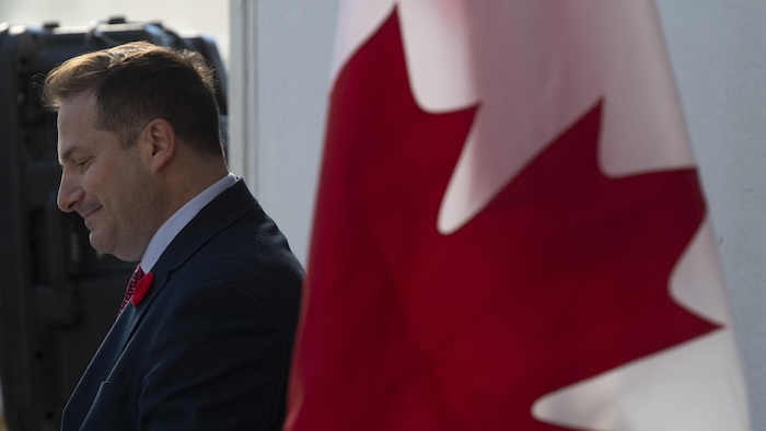 Marco Mendicino devant un drapeau canadien