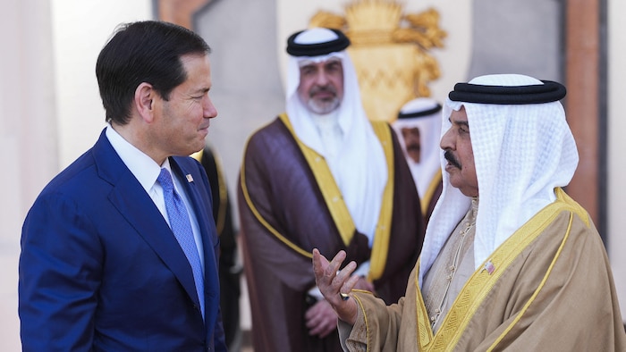 Marco Rubio parle avec le roi de Bahreïn.