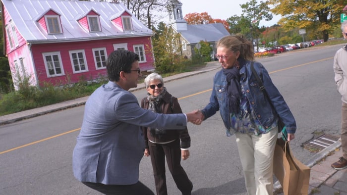 Le candidat conservateur Marcos Archambault, avec des électeurs.