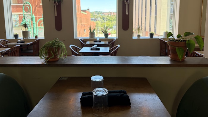 Une salle de restaurant. 