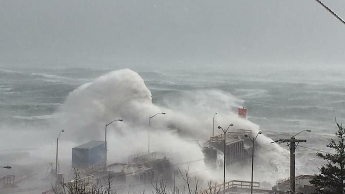 Des vagues énormes s'écrasent sur le quai de Bell Island, à Terre-Neuve.