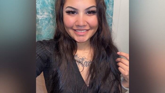 Une femme souriante.