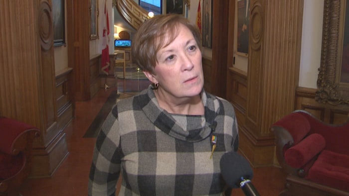 La ministre de l'Agriculture, de l'Aquaculture et des Pêches du Nouveau-Brunswick, Margaret Johnson, dans un corridor de l'Assemblé législative.