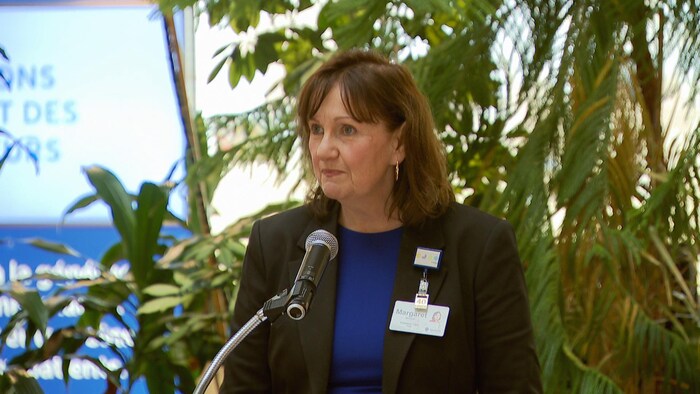 Margaret Melanson donne une conférence de presse.