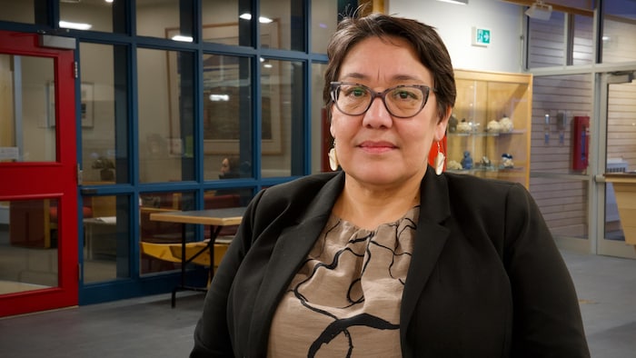 Une femme se tient debout dans le hall d'entrée de l'Assemblée législative du Nunavut, à Iqaluit, le 5 mars 2025.