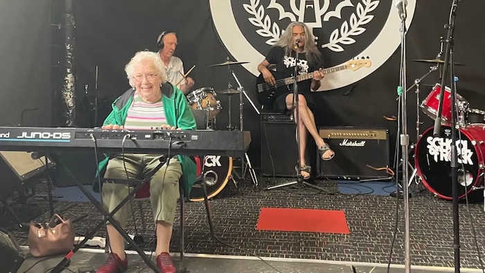 Marge Schulz et Dick Lamb jouent de la musique avec le directeur philharmonic Matt Totten à l'école de musique School of stone Regina.