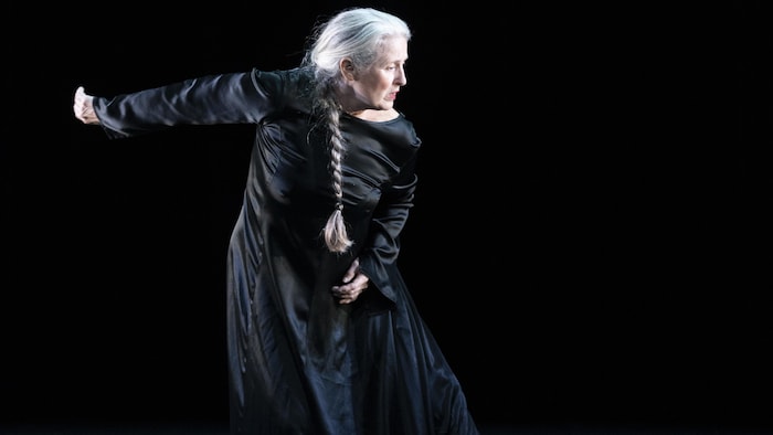 Margie Gillis en mouvement sur une scène.