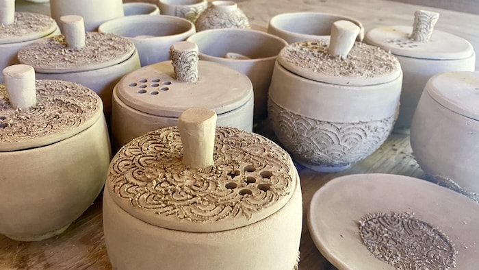 Quelle est la différence entre la poterie et la céramique ? ⋆