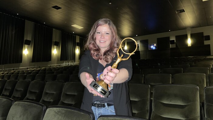 Mari-Lou Béland tient son trophée.