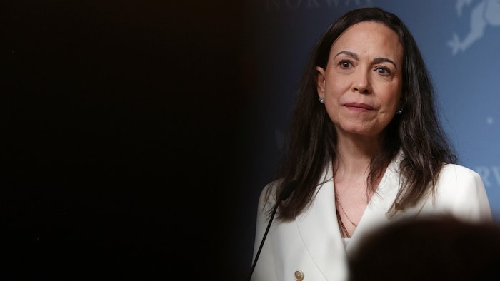La lauréate du prix Nobel de la paix et opposante vénézuélienne Maria Corina Machado écoute pendant une conférence de presse à Oslo, en Norvège, le 11 décembre 2025.