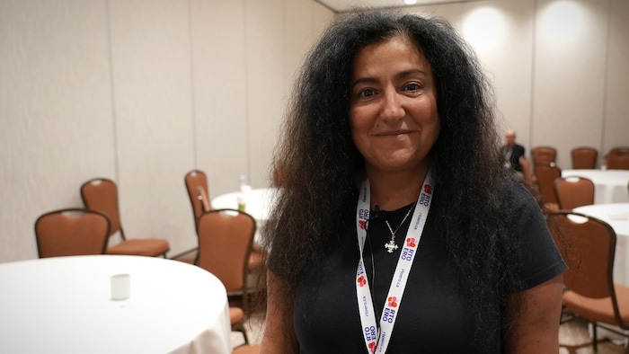 Une femme regarde la caméra en souriant, dans une salle de conférence, à Kelowna, le 17 octobre 2025.