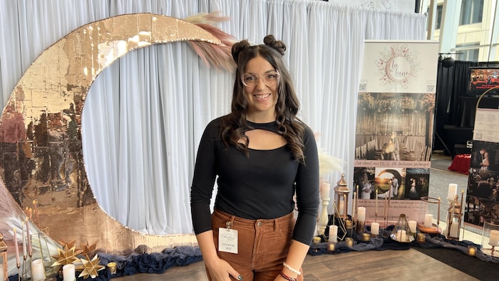 Kelsey Brown au stand de La Lune lors du Salon du mariage 2025 à Winnipeg. 