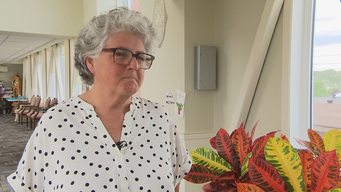 Marie-Anne Ouellet regarde la journaliste Stéphanie Rousseau. 