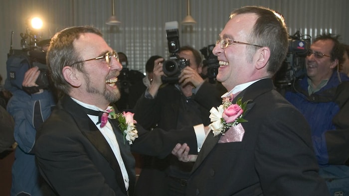 Michael Hendricks et René Leboeuf s'enlacent.