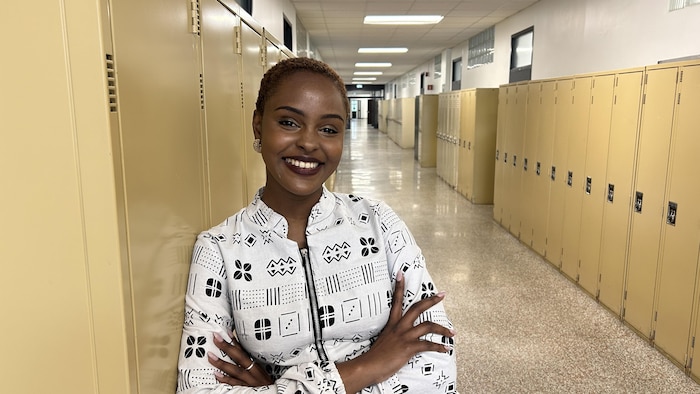 Une femme dans un corridor d'école.