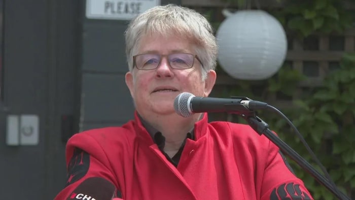 Marianne Alto au micro lors d'un point de presse.