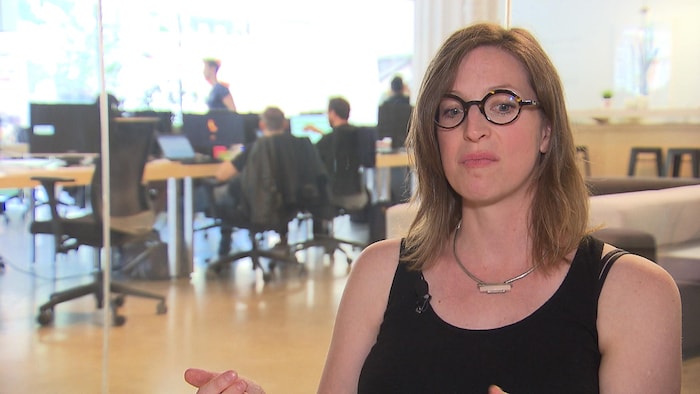 Une femme répond aux questions d'une journaliste.