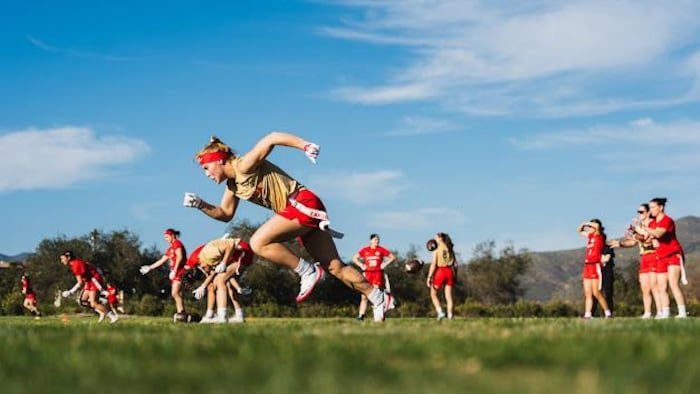 Des athlètes sur un terrain de football.