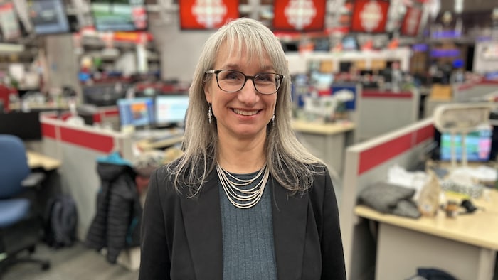 Marie-Andrée Asselin dans la salle de nouvelles de Radio-Canada à Vancouver.