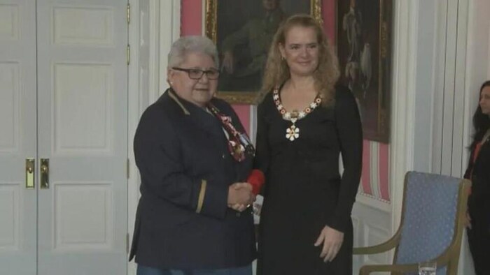 Marie-Anne Day Walker-Pelletier serre la main de la gouverneure générale Julie Payette après avoir reçu l'Ordre du Canada.