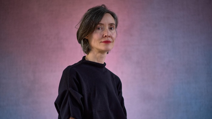 Marie-Claire Blais, qui porte un chandail foncé, sourit.