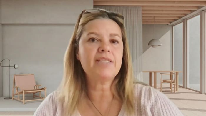 Marie-Claude Asselin fixe l'écran lors d'une entrevue en visioconférence.