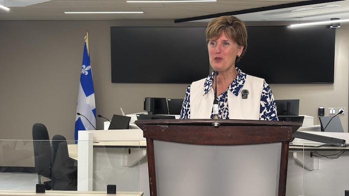 Marie-Claude Biibeau derrière un podium.