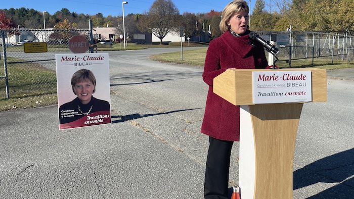 Marie-Claude Bibeau derrière un lutrin.