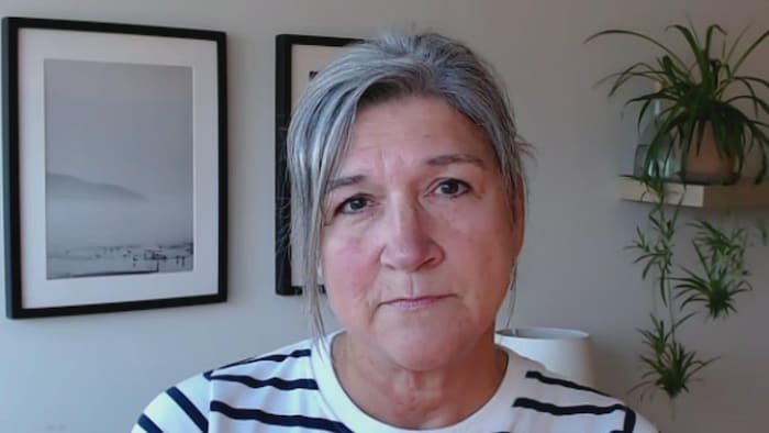 Marie-Claude Côté fixe l'écran lors d'une entrevue en visioconférence.