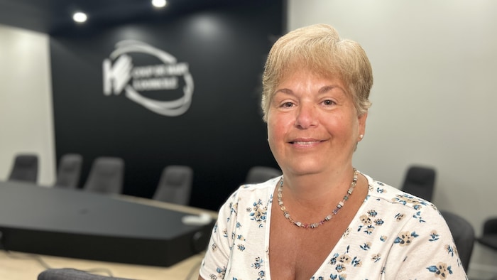 Portrait de Marie-Claude Gasse, directrice générale, dans la salle de réunion de l'organisme Coup de main à domicile.