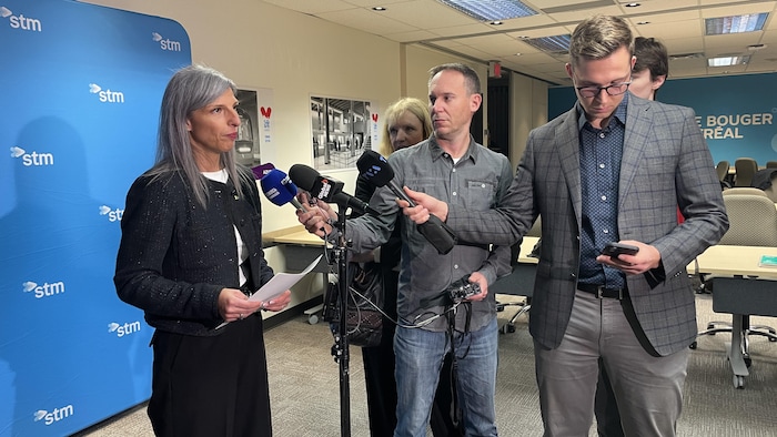 Marie-Claude Léonard s'adresse aux journalistes lors d'un constituent de presse.