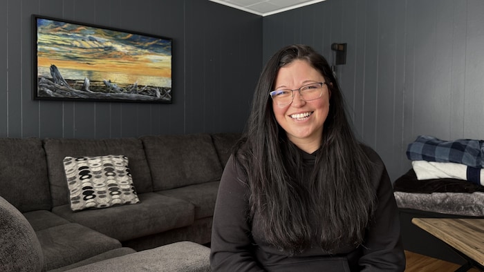 Marie-Claude Pelletier, souriante, dans un salon.