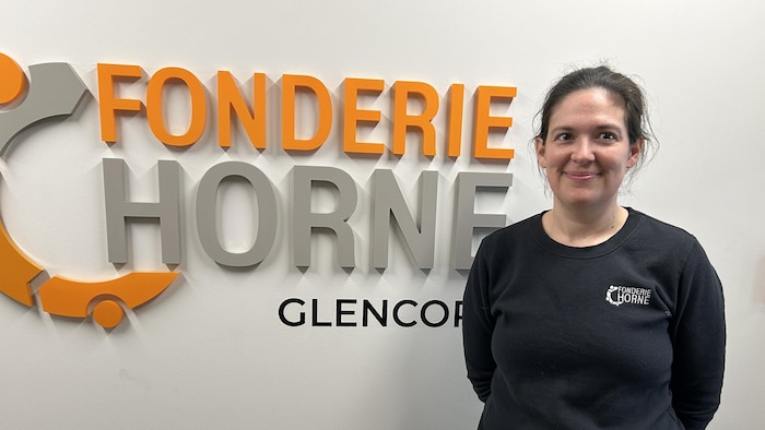 Marie-Élise Viger sourit dans les locaux de la Fonderie Horne.