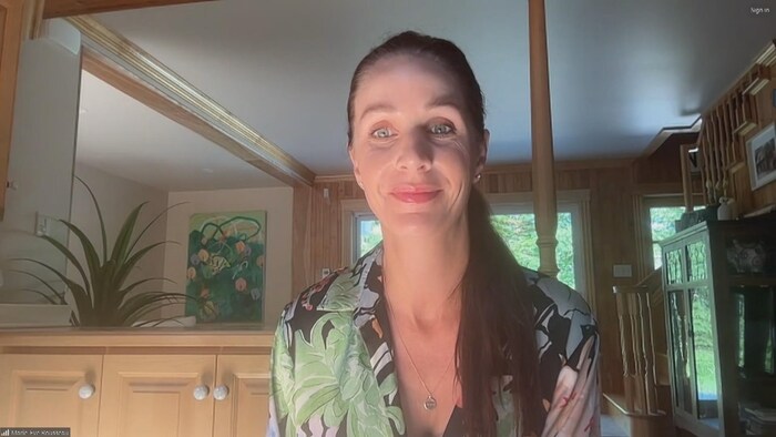 Une femme en entrevue zoom.