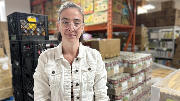 Portrait de la directrice générale de Moisson Rimouski-Neigette, Marie-Eve St-Pierre, dans l'entrepôt de l'organisme.
