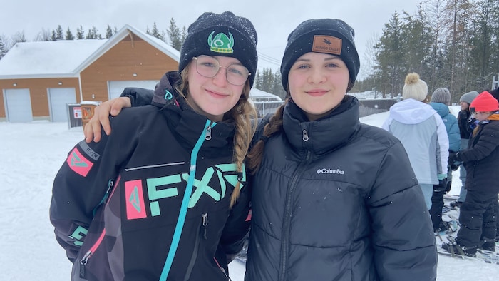 Marie-Félix Bisson pose à côté de Maribel Audet dans une cour enneigée.