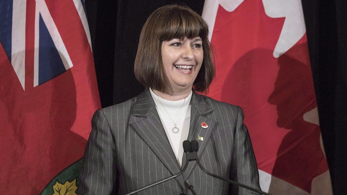 La députée libérale Marie-France Lalonde au podium devant les drapeaux ontarien et canadien