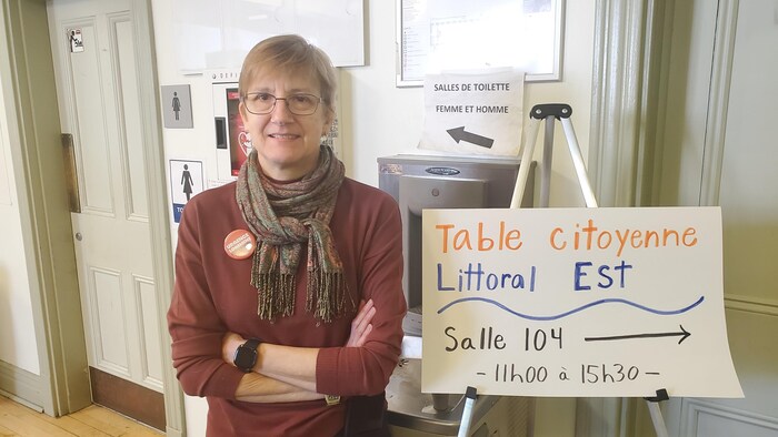 Marie-Hélène Deshaies, présidente de la Table citoyenne Littoral Est, sourit à la caméra.