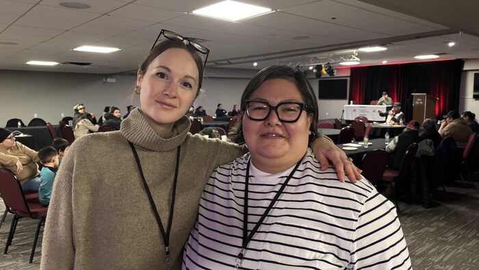 De gauche à droite, Laura Normandin-Bellefeuille, chargée de projet à l’IDDPNQL, et Marie-Joëlle Malec, instigatrice du colloque devant la salle du colloque.