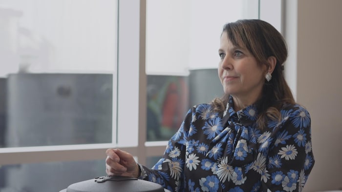 Marie-Josée Asselin, conseillère municipale responsable de la gestion des matières résiduelles, en entrevue à Radio-Canada dans une usine de biométhanisation.
